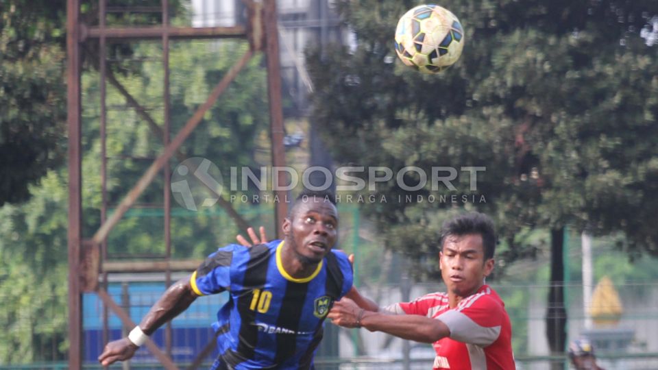 Penyerang Persiram James Koko Lomell melakukan duel udara dengan pemain Persikabo pada laga uji coba di Lapangan C Senayan, Jakarta, Kamis (5/2/14). Copyright: © Herry Ibrahim/INDOSPORT